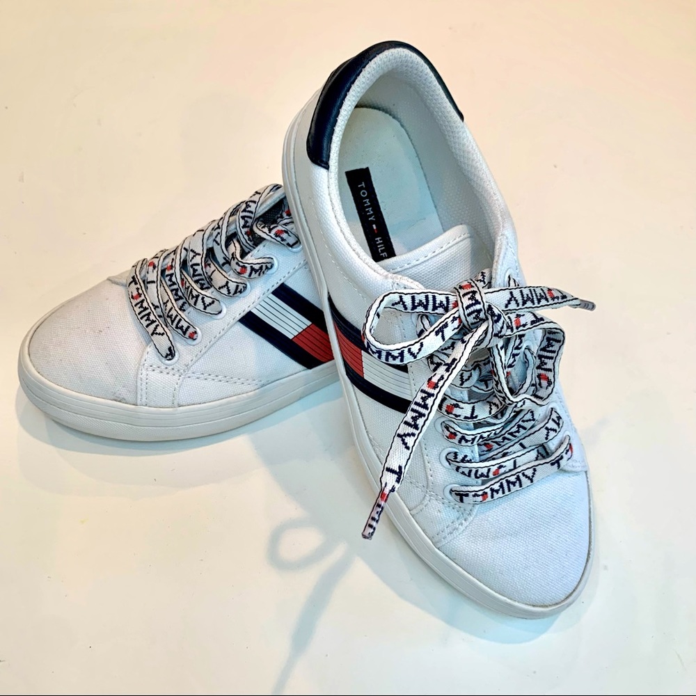 Tommy Hilfiger Fantim canvas lace up sneaker with logo laces Size 6.5